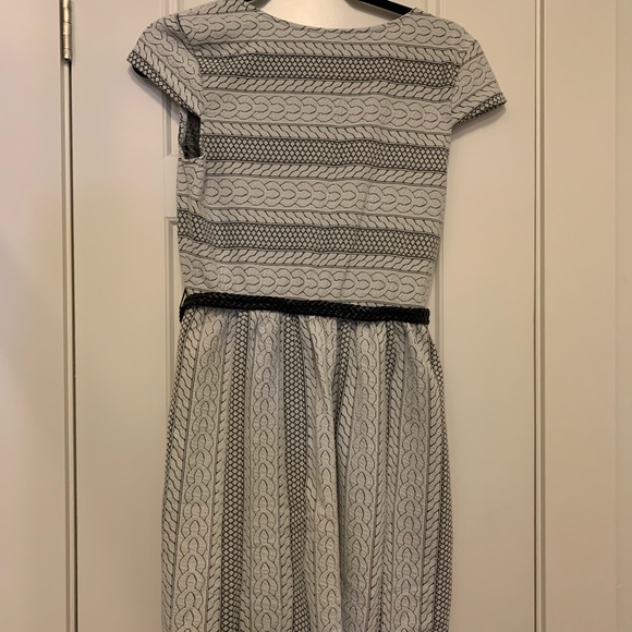 Short belted dress. Nice fabric. Neutral colours. - Picture 2 of 6